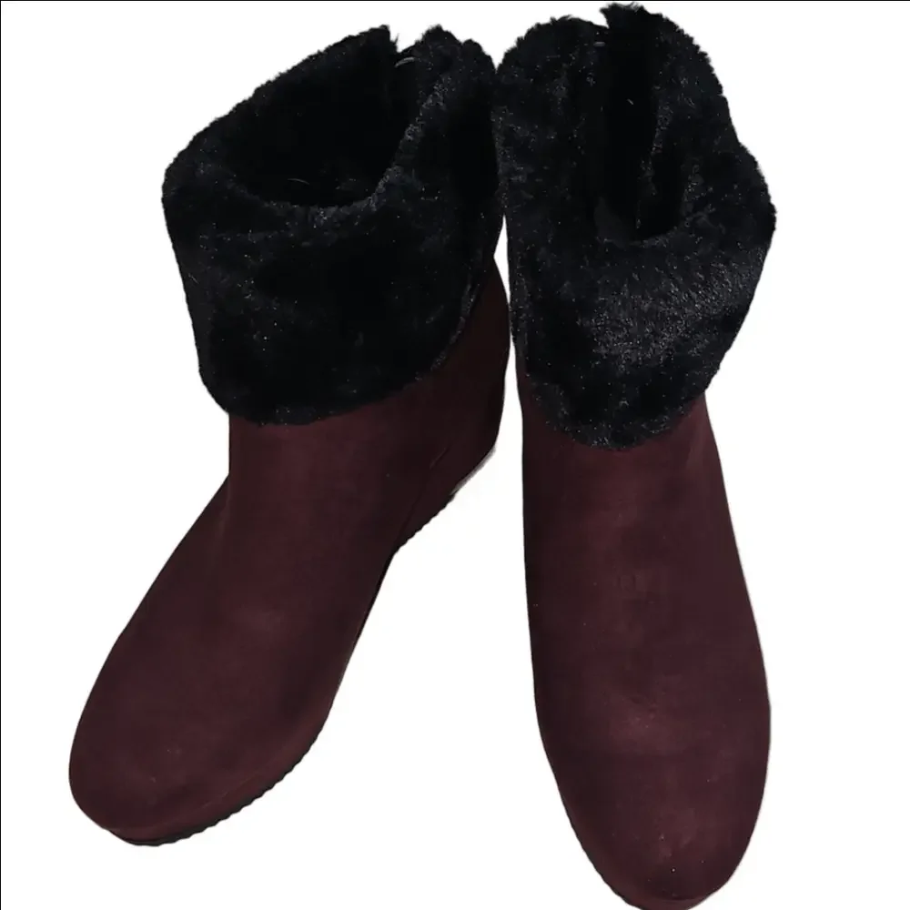 DKNY Faux Suede Winter Boots with Black Faux Fur Collar Size 11